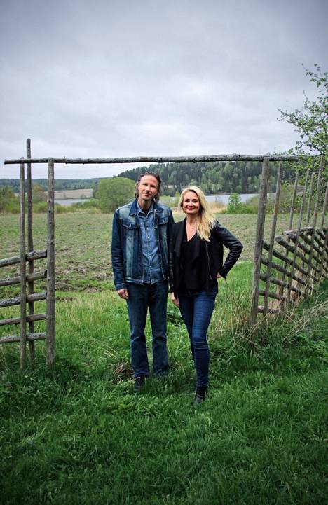 Hermes Tuomisto ja Pamela Kilpeläinen sanovat ranskalaisten laulujen istuvan erinomaisesti Knuutilan tunnelmalliseen ympäristöön.