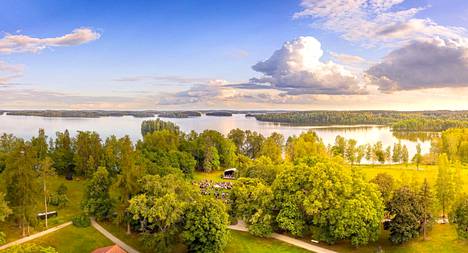 Laukon kartanon konserttipuisto sijaitsee keskellä luontoa Pyhäjärven rannalla historiallisessa miljöössä.
