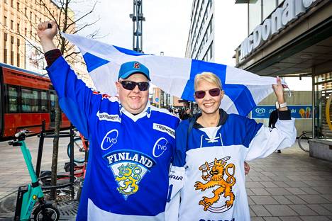 Antti Pajari ja Heidi Ahl ovat intohimoisia jääkiekon seuraajia, jotka matkustivat Imatralta katsomaan MM-kisoja Tampereella. Tapparan liigamestaruus ei heitä hetkauta. ”Imatran Ketterä on hallitseva Mestiksen mestari”, Pajari muistuttaa.