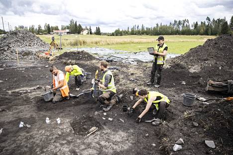 Perjantaina kaivauksia tekivät vasemmalta lukien arkeologian opiskelija Yann Irissou, Aarni Soininen, arkeologian opiskelija Jere Leppänen ja arkeologi Oona Jalonen. Takana arkeologi Sanni Salomaa.