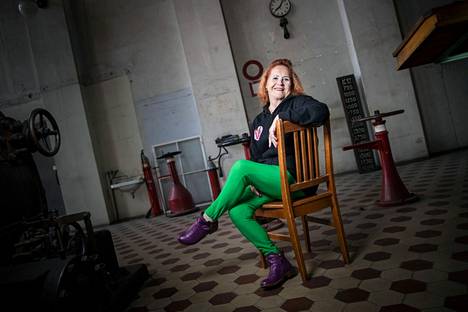 Heli Rämö on harrastanut burleskia vuodesta 2014. Harrastuksesta on tullut elämäntapa ja osin myös työ. Hän esiintyy eri puolella Suomea ja vetää myös burleskin alkeisryhmiä.