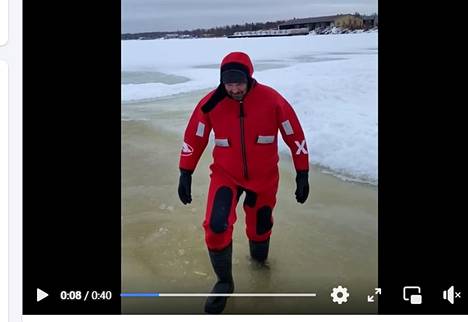 Tämä on kuvakaappaus Merikarvian kunnan Facebook-sivuilta. Videolla kunnan hyvinvointipäällikkö Eetu Aaltonen kokeili kävelyä Krookanlahden jääradalla. 