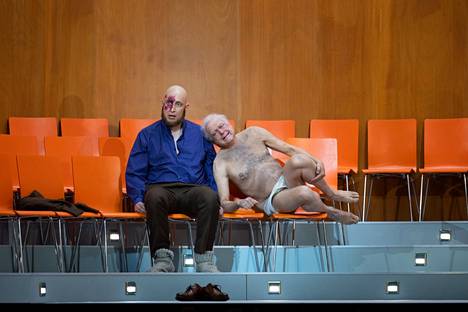 Mika Kares (Hagen) ja Johannes Martin Kränzle (Alberich) Wagnerin Nigelungin sormus -tetralogian päättävässä Götterdämmerung-oopperassa Berliinin valtionoopperassa Dmitri Tšernjakovin uudessa ohjauksessa.