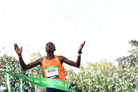 Kenian Elisha Rotich juoksi Pariisin maratonilla reittiennätyksen.