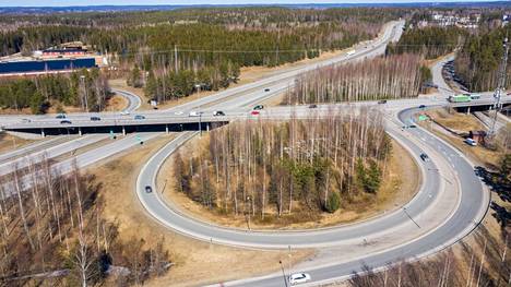Liikenteen ennustetaan sakkautuvan Tampereella Alasjärven liittymän jälkeen torstaina iltapäivällä. Liittymän yllä kuvattiin huhtikuussa.