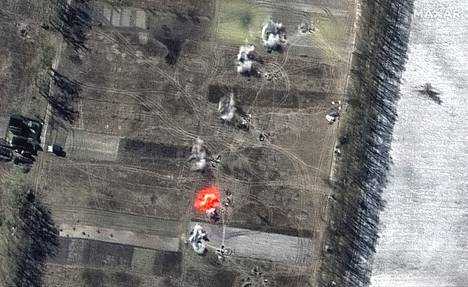 Kaupallinen satelliittikuva näyttää tykistön ampuvan lähellä Hostomelin lentoasemaa maaliskuussa.