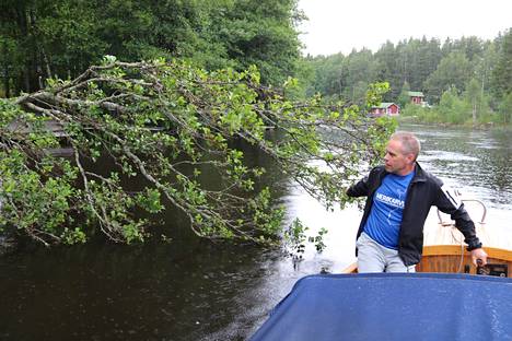 Matti Heinonen toivoo, että maanomistajat tarkistaisivat, onko heidän tontillaan jokeen kaatumaisillaan olevia puita.