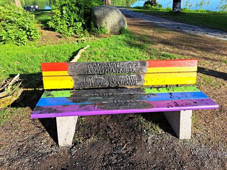 Lempäälän Myllyrannan tapahtumapuiston pride-penkkiin on kohdistettu ilkivaltaa.