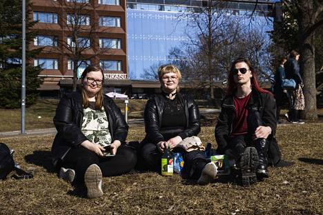 Koskipuiston nurmikolle saapuneet Antton, Janette Heinä ja Sanna Tolvanen nauttivat auringosta ja pohtivat vuoden ensimmäisten jäätelöiden hakemisesta.