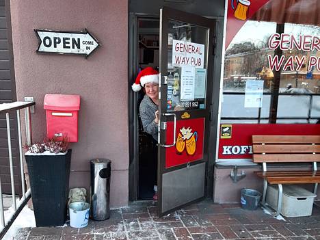 General Way pubin yrittäjä Sirpa Seppälä viettää joulun asiakkaidensa kanssa. Seppälä tunnustautuu jouluihmiseksi. Tonttulakki keikkuu yrittäjän päässä läpi joulukuun. 
