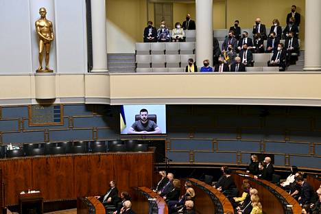 Ukrainan presidentti Volodymyr Zelenskiy puhui perjantaina 8. huhtikuuta Suomen eduskunnalle videoyhteydellä Kiovasta. 