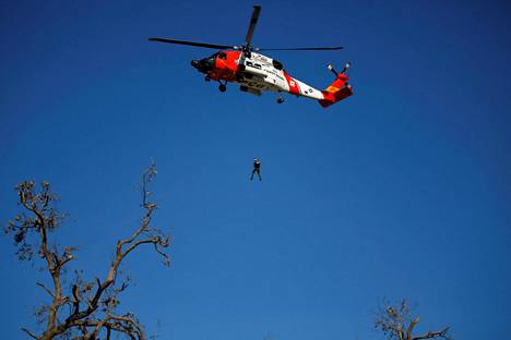 Pelastustyöntekijä laskeutui helikopterista maastoon hurrikaani Ianin aiheuttamien vahinkojen jälkeen Floridassa Yhdysvalloissa 30. syyskuuta. 