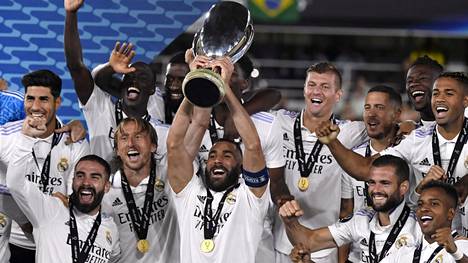 Real Madridin kapteeni Karim Benzema nosti Supercupin voittopokaalin ilmaan joukkueen juhliessa voittoa Helsingissä keskiviikkoiltana 10. elokuuta.