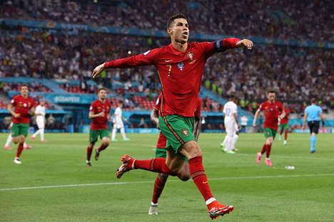 Cristiano Ronaldo päätti alkulohkopelit kahdella rangaistuspotkumaalilla Ranskan verkkoon. Tässä tuuletetaan niistä jälkimmäistä.
