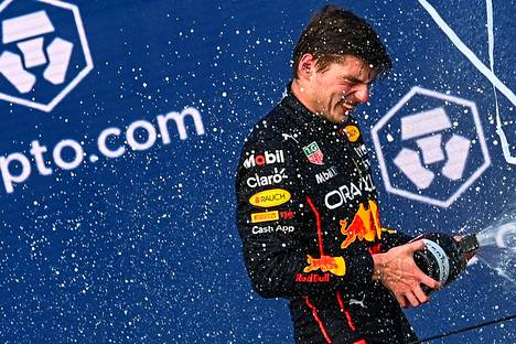Red Bullin F1-kuljettaja Max Verstappen juhli voittoa Yhdysvaltain gp:ssä.