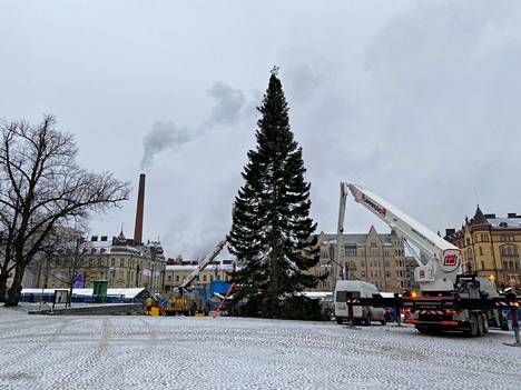 Tampereen Keskustorin joulupihtaa alettiin pystyttää torstaina 24.11 aamulla kello kuusi. Kuva on otettu päivän valjettua.