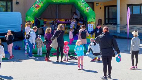 Viime keväänä Vilppulankosken koulun pihalle kertyi runsaasti lapsia ja aikuisia viettämään yhteistä päivää Lasten kevättapahtumassa.