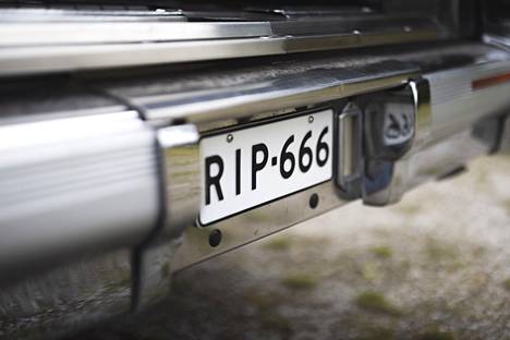 Kurt Eklund osti käytettyyn ruumisautoonsa erityiskilvet RIP-666 rekisteritunnuksella.