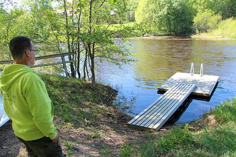 Merikarvianjoen rannalla asuva Juho Mäkipuro ei aio liittyä kunnan viemäriin, jonka runkolinja kulkee hänen tonttinsa läpi.