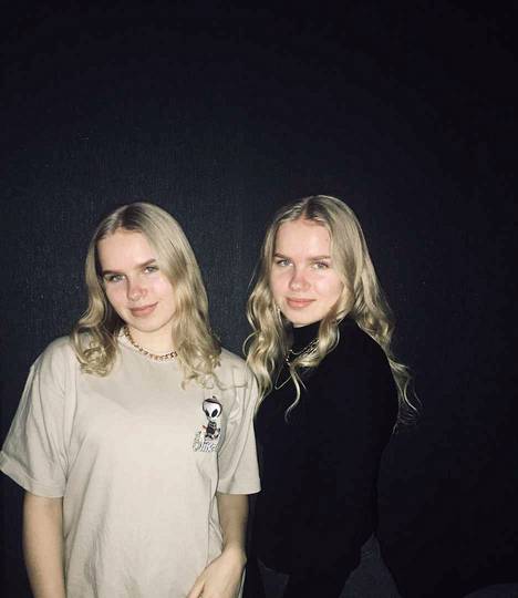 17-vuotiaat identtiset kaksoset Pilvi ja Petra Jalo ovat toisensa parhaat kaverit. Vasemmalla kuvassa on Pilvi ja oikealla Petra.