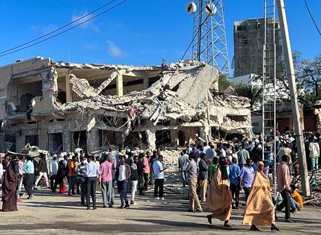 Ihmisiä kerääntyi iskussa pahoja vaurioita kärsineen rakennuksen alueelle Somalian pääkaupungissa Mogadishussa sunnuntaina 30. lokakuuta. Ainakin sadan ihmisen on kerrottu kuolleen autopommi-iskussa.