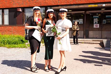 Anni Koivula, Vilja Juurinen & Salonen Aino ovat tuoreita ylioppilaita vuodelta 2022.