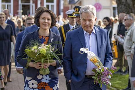 Presidenttipari Sauli Niinistö ja rouva Jenni Haukio saapuivat kesänviettoon perinteisin menoin Naantalin Kultarantaan 5. kesäkuuta 2022. 