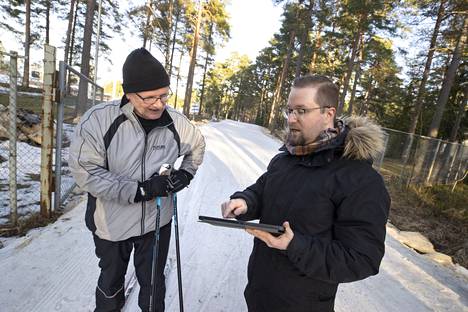 Mahtavatko Kuuhun vaadittavat kilometrit tulla tänä talvena täyteen? Jere Grönman esittelee kävijälaskuria Pekka Haaparannalle.