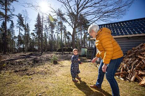 Marja-Leena Friman tyttärenpoikansa Kasperi Frimanin kotinsa takapihalla Kraftmanintiellä. Taustalla näkyy osin parturoitu Musanpuisto.