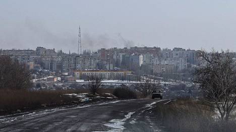Savu nousi Bahmutin kaupungin ylle venäläisten tykistöiskujen jälkeen helmikuussa. Bahmutissa on käyty viime kuukausien aikana raskaita taisteluita. 