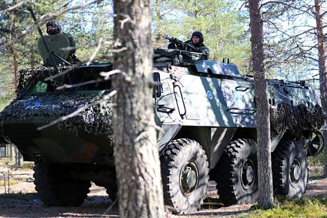 Arkistokuvassa suomalaisen valmiusyksikön panssariajoneuvo Vigilant Knife -harjoituksessa Rovajärvellä elokuussa. Kuva ei liity onnettomuustapaukseen.