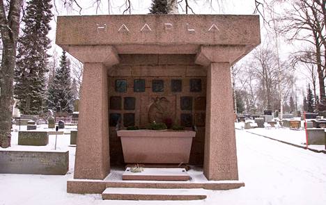 Tunnetun teollisuusmiehen ja lahjoittajan Rafael Haarlan hauta on niin vaikuttava, että siitä käytetään nimeä mausoleumi.
