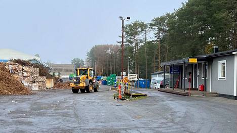 Erkki Salmisen jäteasemalle Jämsänkoskelle voi viedä kaikenlaisia nurkkiin kertyneitä jätteitä kesällä myös lauantaisin. Myös Hallin jätepiste on avoinna kesällä lauantaisin, ja Länkipohjan asemakin muutaman kerran kesän aikana.