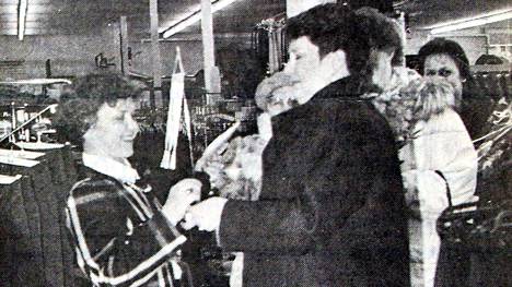 Vilppulan yrittäjänaiset kävivät onnittelemassa Pukimon johtajaa Marja-Leena Kullaata liikkeen täyttäessä 40 vuotta. Miehen ikään päässeen lähiympäristön suurimman vaateliikkeen juhlista kertoi KMV-lehti 28. helmikuuta 1992.