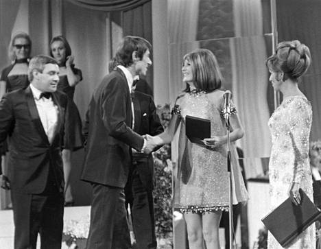 Eurovision laulukilpailu 1967 Wienissä. Euroviisut voitti englantilainen Sandy Shaw, Udo Jürgens onnittelemassa.