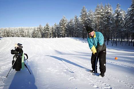 Pirkkalalainen Lasse Saarnio kulkee viikoittain vähän yli tunnin mittaisen ajomatkan Jämille, jotta pääsee golfaamaan – talvella. Sitä Saarnio on tehnyt jo vuosia.