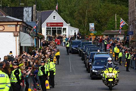 Ihmiset kerääntyivät katsomaan kuningatar Elisabetin arkkua kuljettanutta autosaattuetta sunnuntaina 11. syyskuuta Ballaterin kylässä Balmoralin linnan lähellä Skotlannissa, Britanniassa.