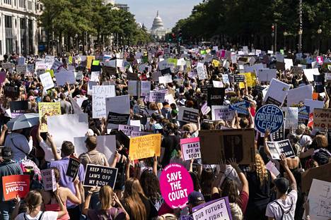 Yhdysvaltain pääkaupunki Washingtonissa nähtiin noin 10 000 ihmisen mielenosoitus aborttioikeuksien puolesta. Mielenosoitusmarssi kulki Valkoisen talon edustalta Yhdysvaltain korkeimman oikeuden rakennuksen ulkopuolelle.