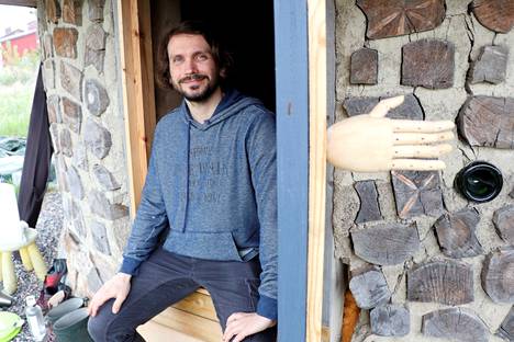 Mikko Ängeslevä asuu tämän kesän itse rakentamassaan pölkkysavimajassa. Jos savimajan ovi on kiinni, sisääntulijan on käteltävä ainakin ovenkahvaa. 