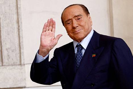 Italian ex-pääministeri Silvio Berlusconi on edelleen mukana politiikassa. Hän johtaa Forza Italia -puoluetta.