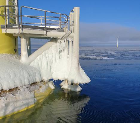 Tahkoluodossa on maailman ensimäinen jäätyvään mereen rakennettu tuulipuisto. Kuluva talvi saattaa kehkeytyä puiston toistaiseksi kovimmaksi. Arkistokuva.