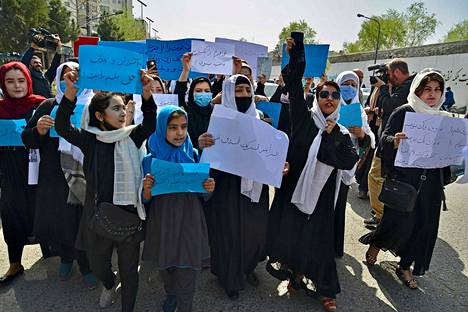 Afganistanilaiset naiset ja tytöt osallistuvat Kabulin opetusministeriön edessä mielenosoitukseen, jossa vaaditaan lukioiden avaamista tytöille 26.3.2022.