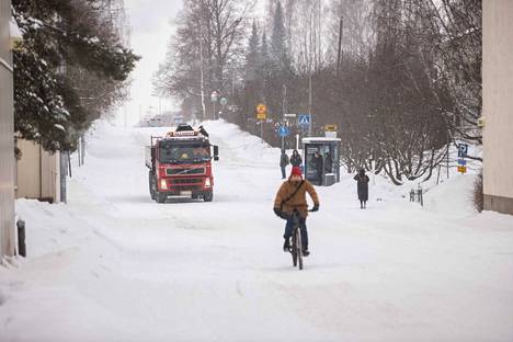 Lumisade sekoitti Tampereen liikennettä tammikuun alussa. Tulevana viikonloppuna liikenteessä on hyvä varautua samankaltaisiin sääolosuhteisiin. 
