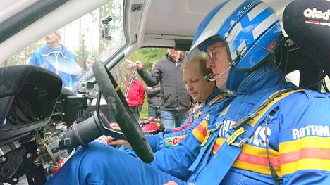 Ari Vatanen ja Mikko Hirvonen viime elokuussa Ouninpohja-elokuvan kuvauksissa. Vatanen on tulossa myös helluntaina järjestettävään Ouninpohja-ralliin.