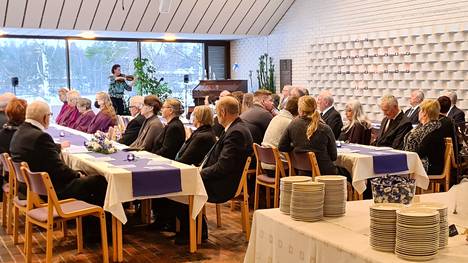 Multian seurakuntasaliin kokoontui iso juhlijoiden joukko kunnioittamaan 105-vuotiasta Suomea.