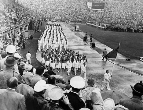 Neuvostoliitto osallistui Helsingissä ensimmäistä kertaa olympialaisiin. Kuvassa Neuvostoliiton joukkue marssii kisojen avajaisissa.