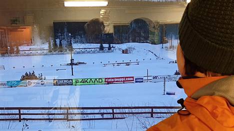 Kilpailujohtaja Jonna Haapamäki-Syrjälä tiimeineen tarkastelee stadionia lauantaiaamuna kello 9, jolloin ulkolämpötila oli kaksi astetta ja alkoi ripsiä vettä.