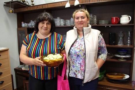 Svitlana Mubchuck ja Oksana Nastych alkavat leipoa kotonaan Vilppulan SPR:n kahvioon myyntiin ukrainalaisia suolaisia ja makeita leivonnaisia. Kuvassa heidän tekemiään perunanyyttejä. Kahvimylly aukeaa tiistaina 26. kesäkuuta Vilppulassa.