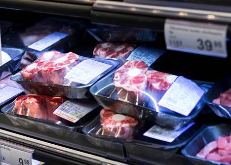 Moni suomalainen on vaihtanut naudanlihan halvempaan vaihtoehtoon. Naudanlihan tuotanto laski kaksi prosenttia.