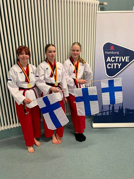 Pinja Latvajärvi, Mimi Miettinen ja Nea Forsell voittivat kultamitalin ryhmäsarjassa German Open Poomsaessa.